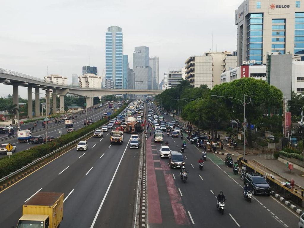 Tabrakan Beruntun Truk di Tol Dalkot Arah Cawang, Lalin Macet Tabrakan Beruntun Truk di Tol Dalkot Arah Cawang, Lalin Macet