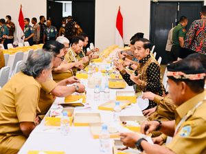 Lihat Lagi Momen Jokowi Makan Nasi Kotak Bareng Kepala Daerah