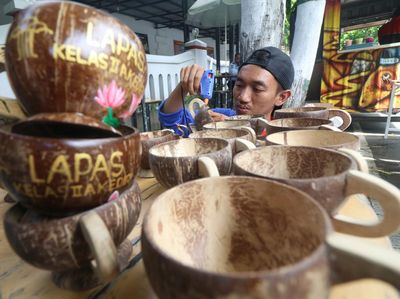 Kerajinan Cangkir Batok Kelapa Buatan Narapidana di Lapas Kediri