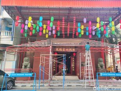 Melihat Persiapan Imlek di Klenteng Xian Ma, Bersih-Bersih hingga Ganti Lampion