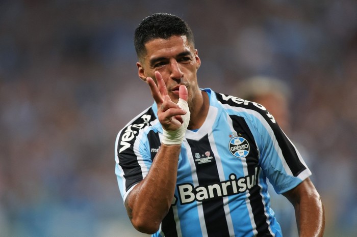 Gremio's Uruguayan forward Luis Suarez celebrates after scoring against Sao Luiz during the Brazilian Recopa Gaucha football match between Gremio and Sao Luiz at the Arena do Gremio stadium in Porto Alegre, Brazil on January 17, 2023. - Uruguayan international forward Luis Suarez has signed a two-year contract with Brazilian club Gremio. (Photo by SILVIO AVILA / AFP)
