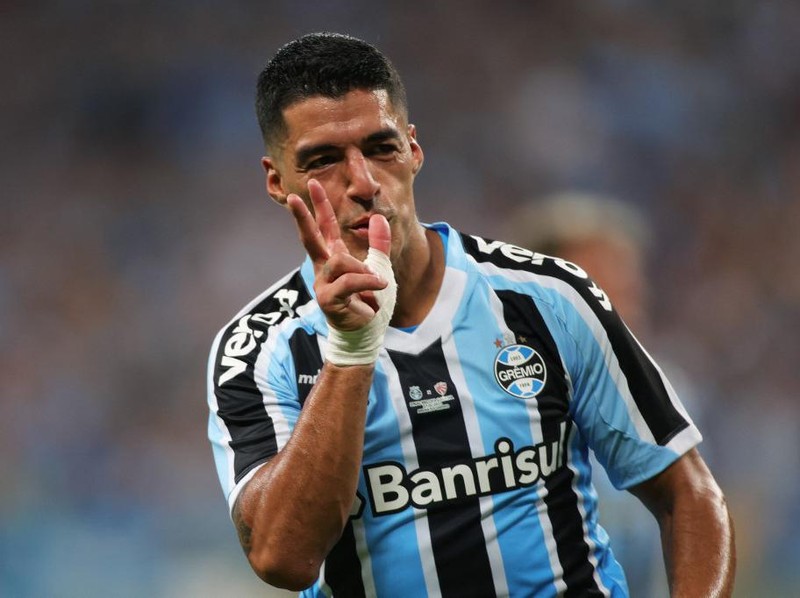 Gremio's Uruguayan forward Luis Suarez celebrates after scoring against Sao Luiz during the Brazilian Recopa Gaucha football match between Gremio and Sao Luiz at the Arena do Gremio stadium in Porto Alegre, Brazil on January 17, 2023. - Uruguayan international forward Luis Suarez has signed a two-year contract with Brazilian club Gremio. (Photo by SILVIO AVILA / AFP)