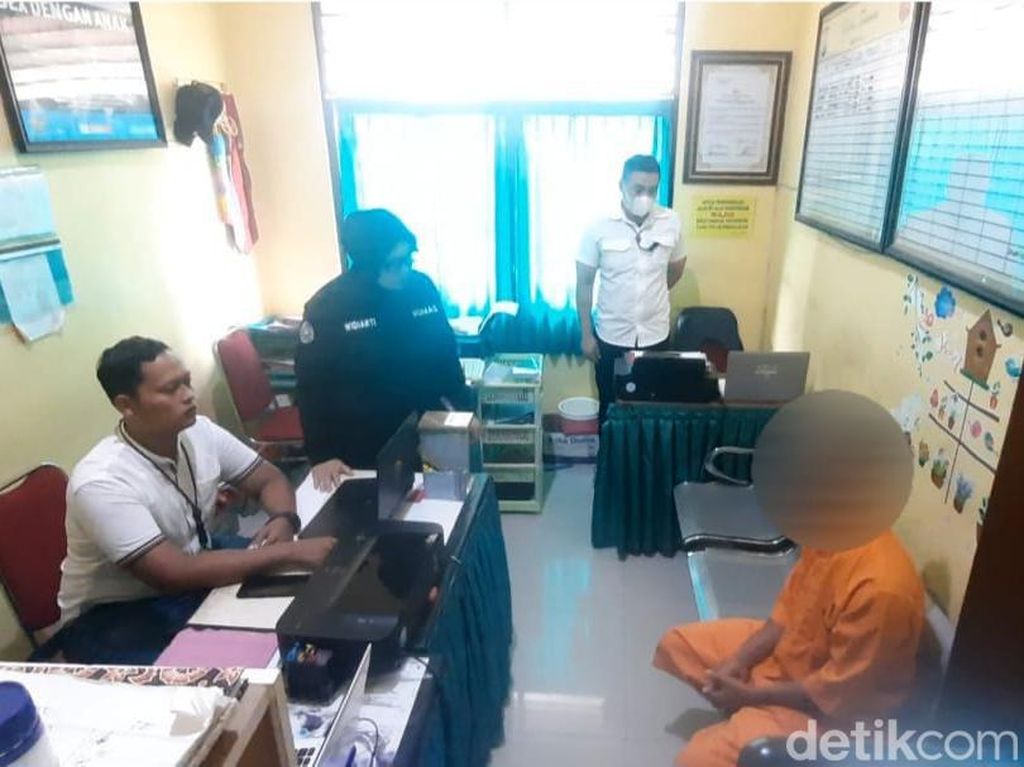 Bejat, Guru SD di Sumenep Cabuli 10 Muridnya saat Jam Pelajaran Bejat, Guru SD di Sumenep Cabuli 10 Muridnya saat Jam Pelajaran