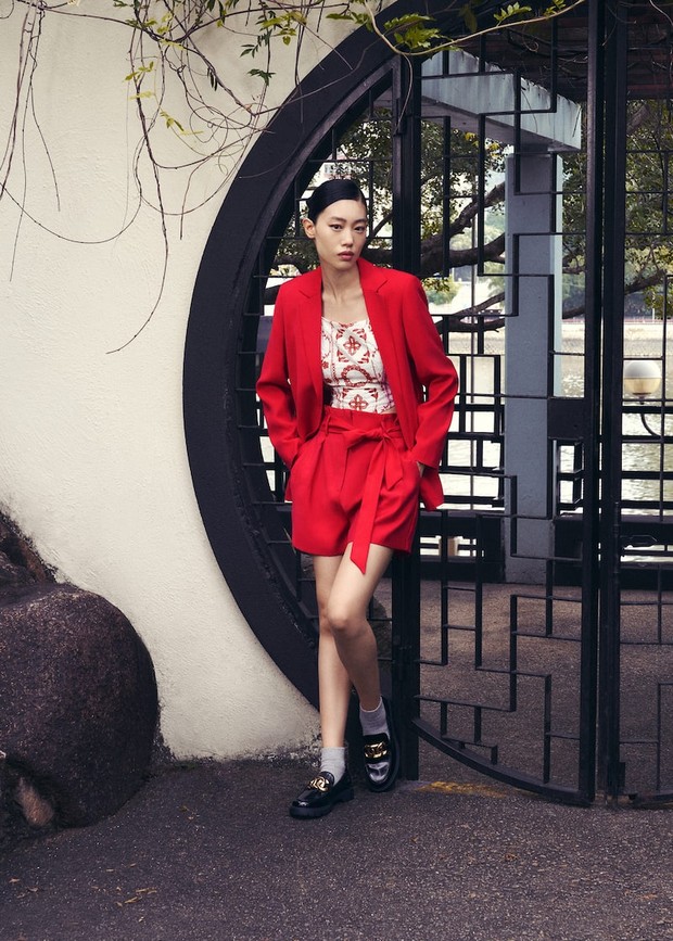 Mango - Atasan, Blazer, dan Celana Pendek Flat/ Foto: Mango Mango - Atasan, Blazer, dan Celana Pendek Flat