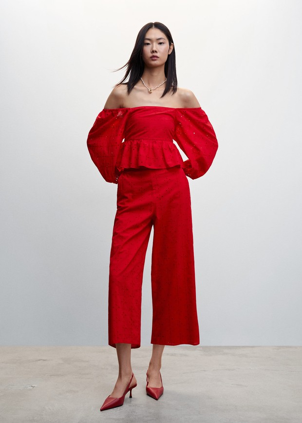 Mango - Blus Lengan Puff dan Celana Panjang Flat/ Foto: Mango Mango - Blus Lengan Puff dan Celana Panjang Flat