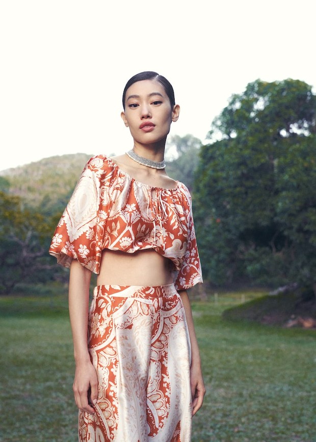 Mango - Blus Motif Lengan Puff dan Celana Panjang Motif Satin/ Foto: Mango Mango - Blus Motif Lengan Puff dan Celana Panjang Motif Satin