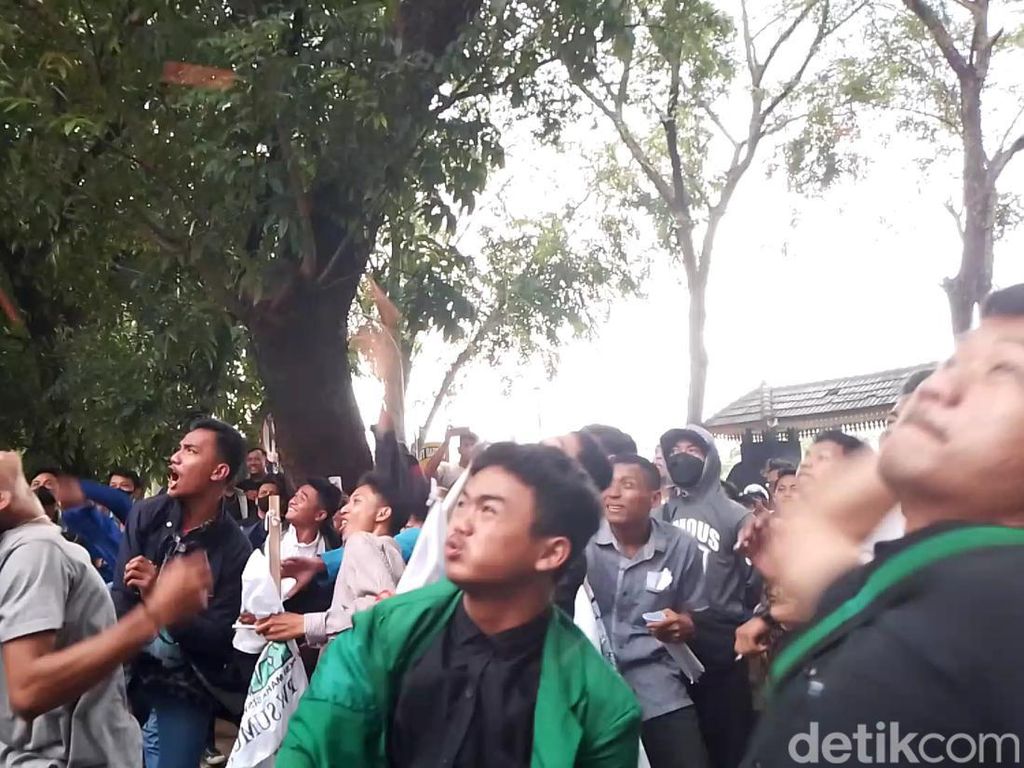 Detik-detik Gedung DPRD Sumut Dilempari Telur-Tomat oleh Massa Demo