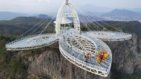 Melihat Atraksi Tarian Naga di Jembatan Kaca China