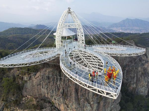 Melihat Atraksi Tarian Naga di Jembatan Kaca China