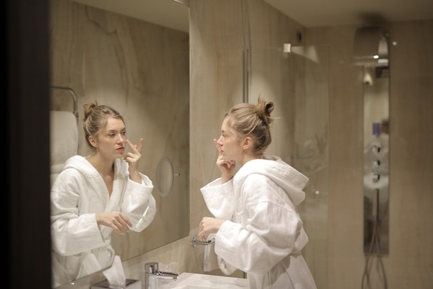 Menghindari Penggunaan Produk Perawatan Kulit yang Ada di Hotel / foto : pexels.com/AndreaPiacquadio