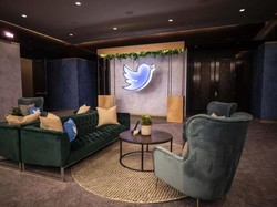 Twitter Lelang 631 Perabotan Kantor, Ada Patung Burung Raksasa