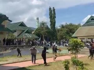Mahasiswa IAIN Palopo Bentrok Saat Pemilihan Dewan Eksekutif Mahasiswa Mahasiswa IAIN Palopo Bentrok Saat Pemilihan Dewan Eksekutif Mahasiswa