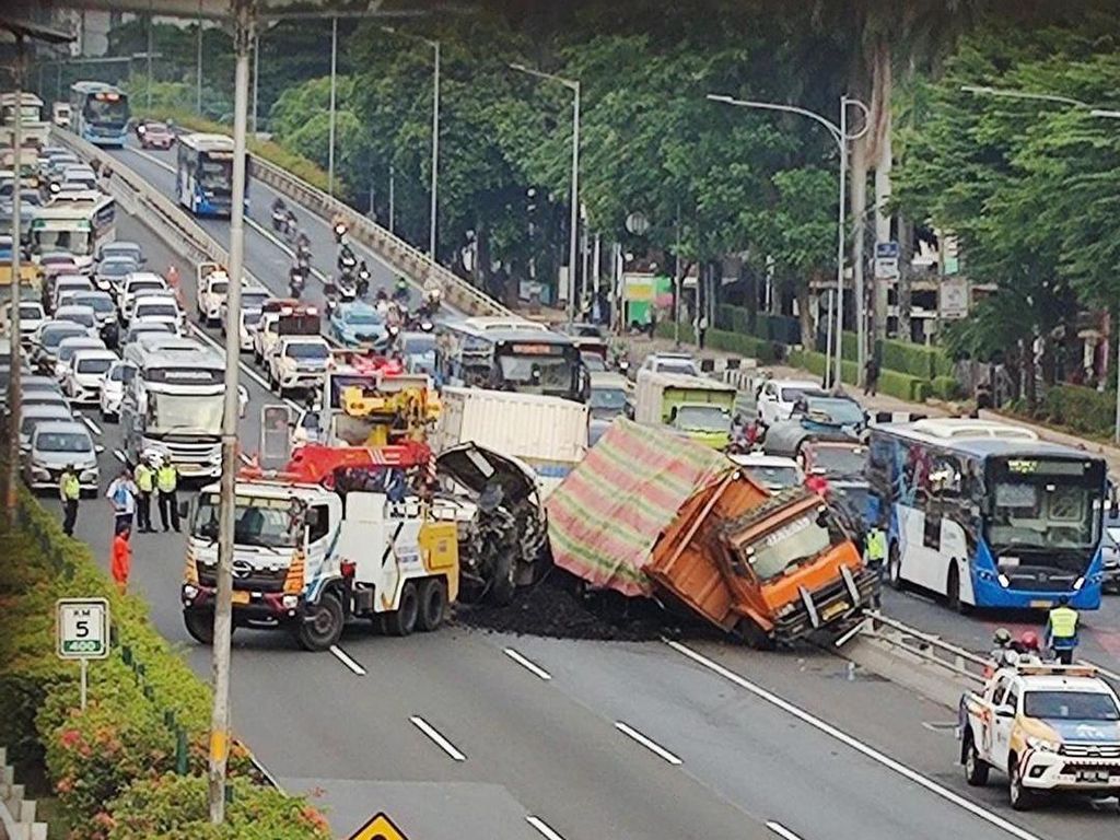 Penampakan Dua Truk Kecelakaan Beruntun di Tol Dalam Kota DKI