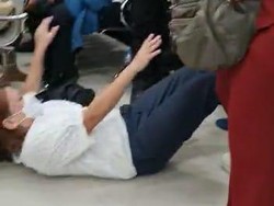 Jelang Eliezer Dituntut, Emak-emak Saling Dorong Sampai Jatuh di Ruang Sidang