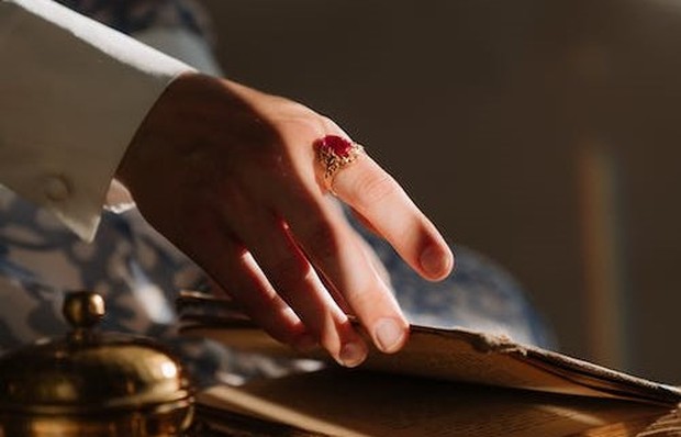 perhiasan ruby/Foto: freepik.com/cottonbro studio Perhiasan ruby juga bisa dikenakan saat imlek