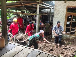 Longsor Terjang Rumah Warga di Selat Karangasem