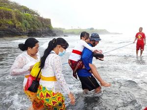 Pujawali di Pura Tanah Lot, Petugas Gendong Umat saat Air Laut Tinggi Pujawali di Pura Tanah Lot, Petugas Gendong Umat saat Air Laut Tinggi