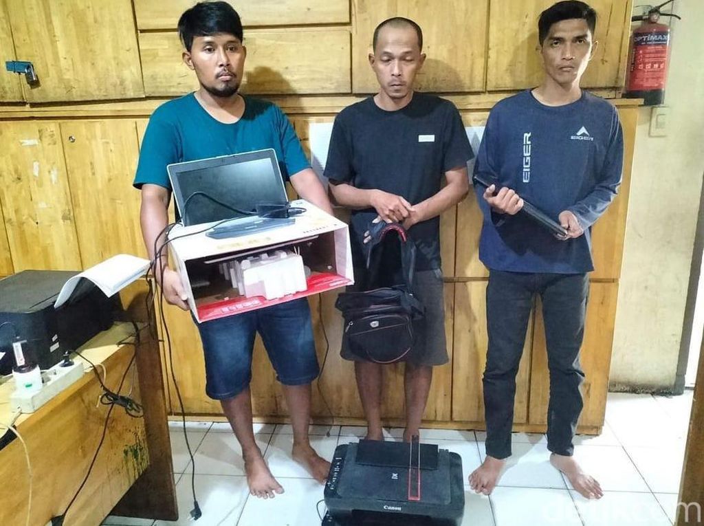 Tiga Pria Pembuat STNK Palsu di Medan Ditangkap Sedang Nyabu
