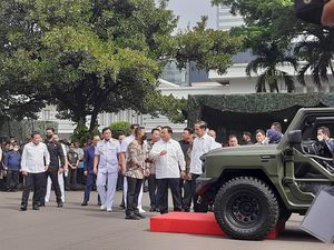 Prabowo Sopiri Jokowi Saat Jajal Kendaraan Maung di Kemhan Prabowo Sopiri Jokowi Saat Jajal Kendaraan Maung di Kemhan