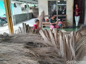 Sapu Lidi dari Pangandaran Tembus Pasar Pakistan