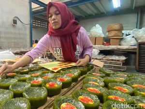 Geliat Pengusaha Kue Keranjang di Bandung Jelang Imlek Geliat Pengusaha Kue Keranjang di Bandung Jelang Imlek