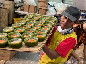 Pandemi Reda, Dodol Keranjang Imlek di Bandung Laris Manis