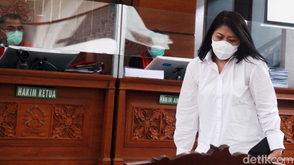 Reaksi Putri Candrawathi yang Dituntut 8 Tahun Penjara Reaksi Putri Candrawathi yang Dituntut 8 Tahun Penjara