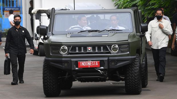 Presiden Joko Widodo (kanan) bersama Menhan Prabowo Subianto (kiri) menaiki mobil Maung buatan Pindad saat menghadiri Rapim Kemhan 2023 di Jakarta, Rabu (18/1/2023). Rapim Kemhan 2023 mengangkat tema Pertahanan Negara yang Kuat Mendukung dan Mengamankan Pembangunan Nasional. ANTARA FOTO/Akbar Nugroho Gumay/tom.