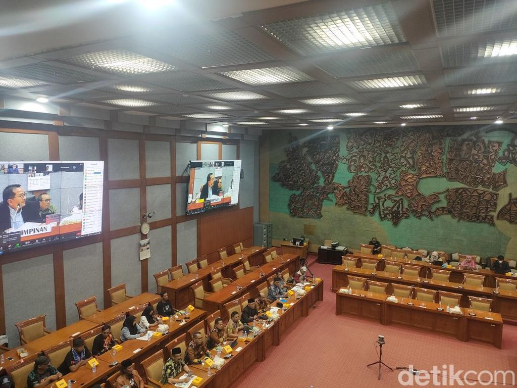 Audiensi di DPR, Korban Tragedi Kanjuruhan Lapor Bantuan Pengobatan Disetop Audiensi di DPR, Korban Tragedi Kanjuruhan Lapor Bantuan Pengobatan Disetop