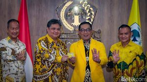 Sah! Ridwan Kamil Jadi Kader Golkar, Berjas Kuning-Pamer KTA