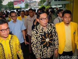 Cerita Batik Iron Man yang Dipakai Ridwan Kamil Saat Gabung Golkar
