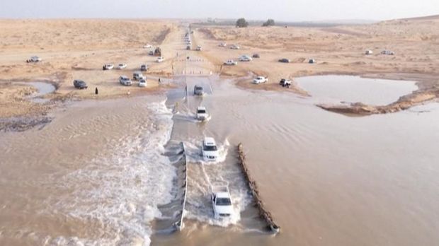 Salah satu lembah terpanjang di Arab Saudi, Wadi Al-Rummah dipenuhi air.
