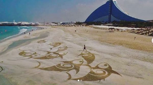 Foto: Lukisan Pasir Raksasa di Pasir Pantai Dubai