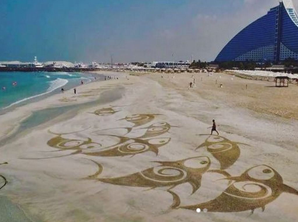 Foto: Lukisan Pasir Raksasa di Pasir Pantai Dubai