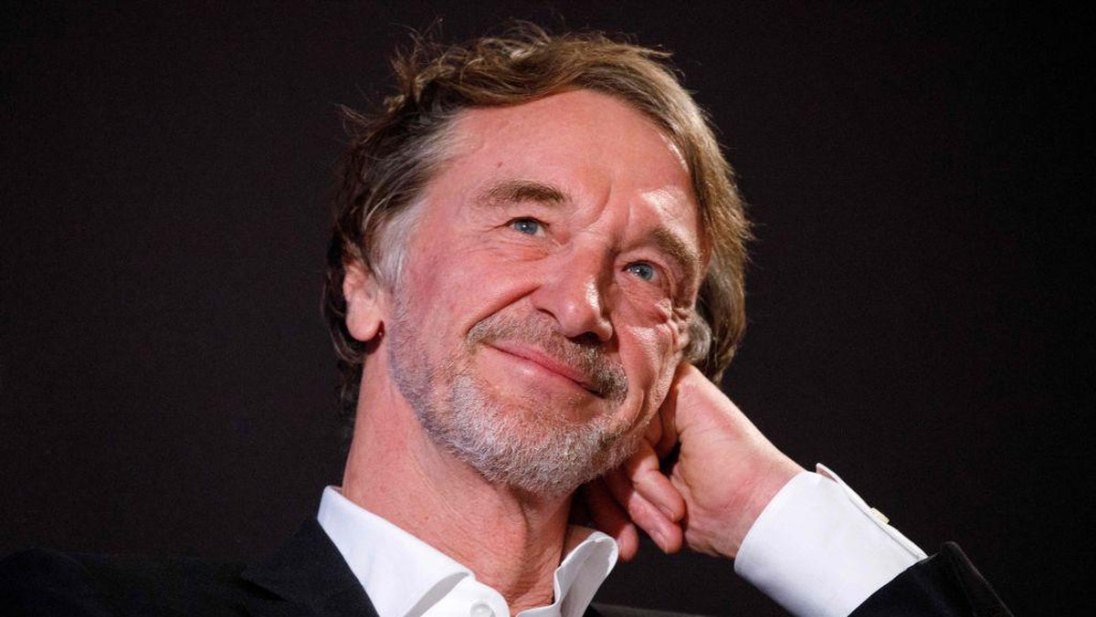 Sir Jim Ratcliffe siap membeli Manchester United (AFP via Getty Images/TOLGA AKMEN)