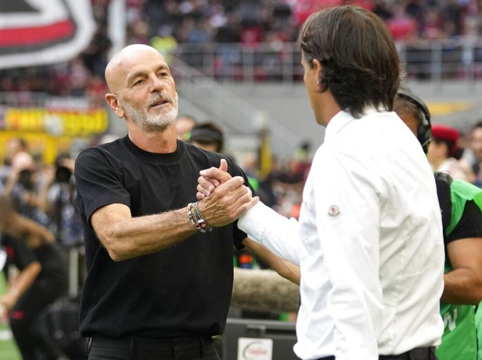 AC Milans manager Stefano Pioli, left, and Inter Milans manager Simone Inzaghi shakes hands before the start of a Serie A soccer match between AC Milan and Inter Milan at the San Siro stadium in Milan, Italy, Saturday, Sept. 3, 2022. (AP Photo/Luca Bruno)
