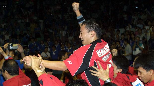 Indonesia's Hendrawan is carried by his teammates on a victory lap after he beat Malaysia's Hashim Roslin to clinch the winning point for his team in the Thomas Cup men's team badminton final in the southern Chinese city of Guangzhou 19 May 2002.  Indonesia beat Malaysia 3-2 to defend the title as the world best men's badminton team .                      AFP PHOTO/GOH Chai Hin (Photo by AFP)