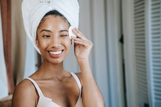 Tidak Lupa Membersihkan Wajah Lagi dan Menggunakan Moisturizer / foto : pexels.com/SoraShimazaki