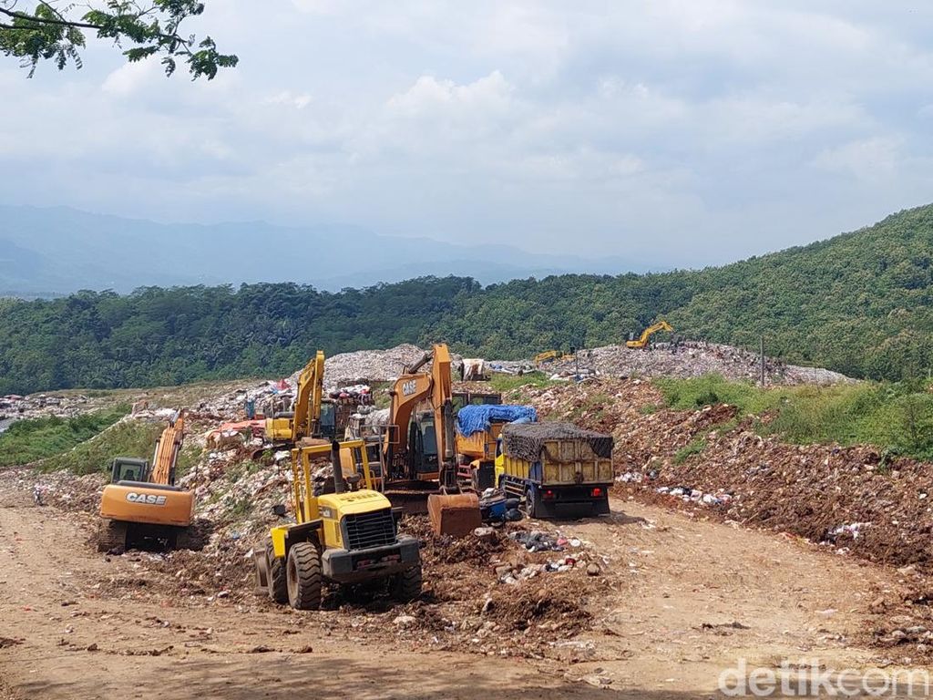 Jalan TPA Sarimukti Ambles-Becek, Pembuangan Sampah Tak Kunjung Normal