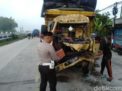 Colt Diesel Seruduk Truk di Pengecoran Jalan Jombang, Sopir Dilarikan ke RS