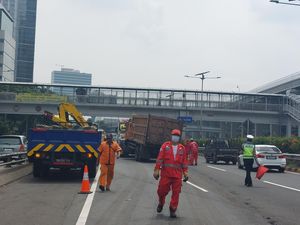 Truk Kecelakaan di Tol Dalam Kota Dievakuasi, Lalin Lancar