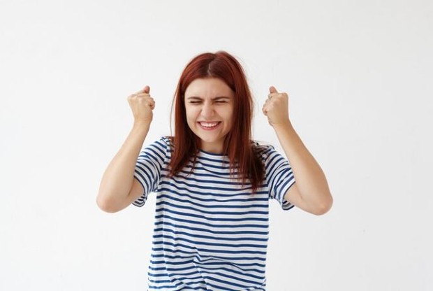 Perempuan berpose kemenangan