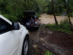 Warga Bojong Pangandaran Setiap Hari Seberangi Sungai Tanpa Jembatan