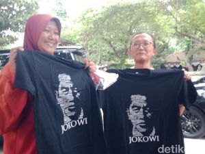 Senangnya Warga Klaten Dapat Kaus-Buku Saat Kunjungan Iriana Jokowi