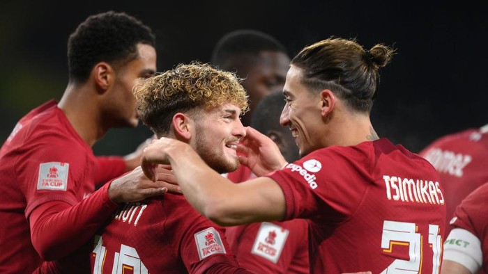 WOLVERHAMPTON, ENGLAND - JANUARY 17: Harvey Elliott of Liverpool celebrates with teammates after scoring the teams first goal during the Emirates FA Cup Third Round Replay match between Wolverhampton Wanderers and Liverpool at Molineux on January 17, 2023 in Wolverhampton, England. (Photo by Shaun Botterill/Getty Images)