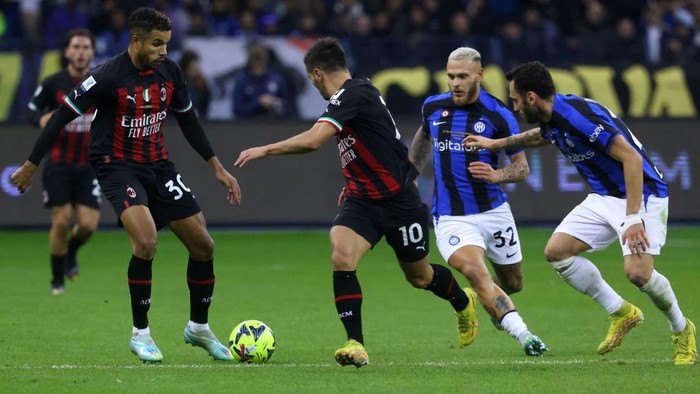 AC Milans Brazilian forward Junior Messias (L) controls the ball as he is marked by Inter Milans Italian defender Federico Dimarco (2nd-R) and Inter Milans Turkish midfielder Hakan Calhanoglu (R) during the Italian SuperCup football match between AC Milan and Inter Milan, at the King Fahd International Stadium in Riyadh on January 18, 2023. (Photo by Fayez NURELDINE / AFP) (Photo by FAYEZ NURELDINE/AFP via Getty Images)