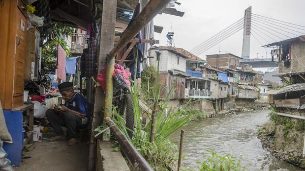 Warga membersihkan perabotan di kawasan pemukiman padat penduduk di Kota Bandung, Jawa Barat, Selasa (17/1/2023). Berdasarkan data Badan Pusat Statistik (BPS) Jawa Barat  jumlah penduduk miskin perkotaan pada September 2022 sebanyak 4,05 juta orang atau 7,52 persen yaitu naik jika dibandingkan dengan periode yang sama tahun sebelumnya September 2021 (year on year) sebesar 7,48 persen. ANTARA FOTO/Novrian Arbi/nym.
