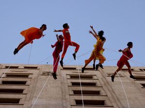 Atraksi Penari Melawan Gravitasi di Langit Chile