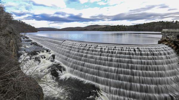 Ini Bendungan Batu Terbesar di New York, Punya Air Terjun Menawan