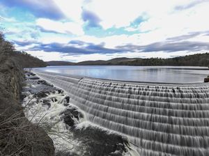 Ini Bendungan Batu Terbesar di New York, Punya Air Terjun Menawan